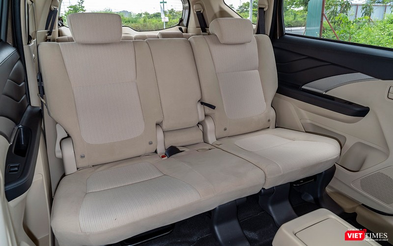 Tựa lưng của hàng ghế thứ 2 có bệ tỳ tay nhưng không thiết kế vj trí để cốc trên đó.