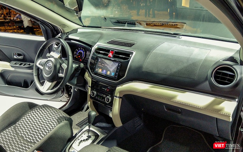Bảng điều khiển trung tâm của Toyota Rush lấy cảm hứng từ Fortuner nhưng chất lượng vật liệu thì dừng ở mức cơ bản là nhựa cứng và nỉ.