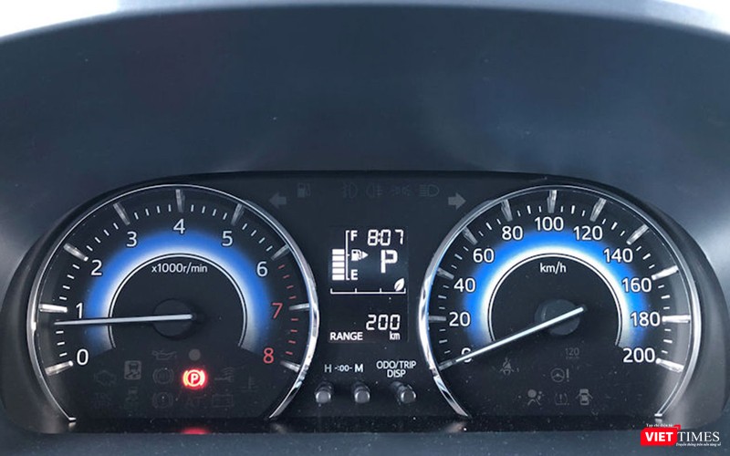 Cụm đồng hồ to và hiển thị rõ ràng, có đèn nhắc nhở người lái đang lái xe tiết kiệm nhiên liệu chứ không phải là hệ thống lái Eco.