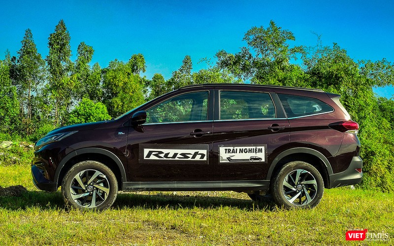 Tại Việt Nam, đối thủ chính của Toyota Rush chính là Mitsubishi Xpander.