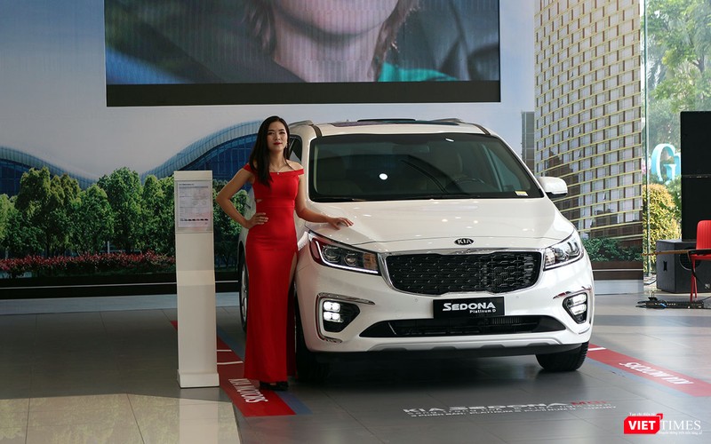 Ở phiên bản mới, Kia Sedona 2018 tiếp tục mang một hình ảnh đại diện cho một chiếc xe sang, cao cấp với những đường nét tinh tế cùng công nghệ nổi bật.