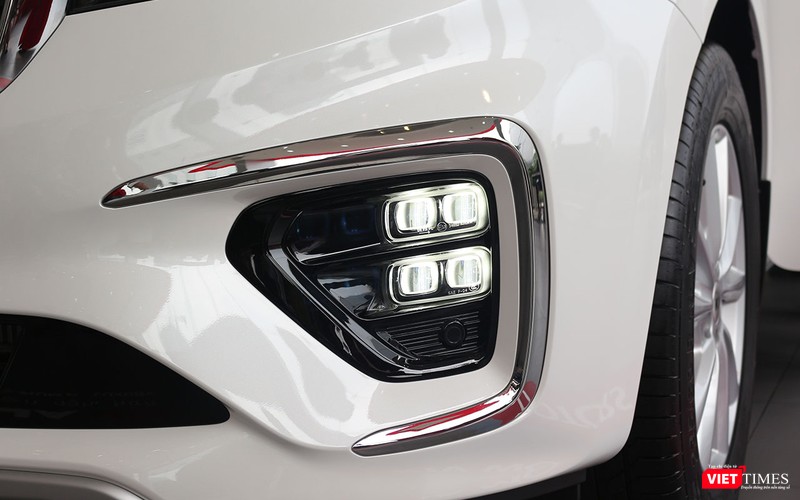 Cụm đèn sương mù dạng chùm 4 bóng LED bóng tương tự như những gì chúng ta thấy trên 2 mẫu xe của Kia là Sportage và Optima. Tô điểm bao quanh là dải crôm hình chữ C giúp tôn thêm vẻ sang trọng và cao cấp cho Kia Sedona 2018 phiên bản mới.