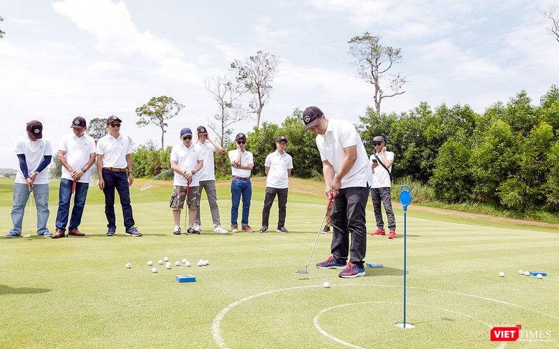 Các phóng viên báo chí có dịp thử sức với trò chơi đẩy bóng vào lỗ trên đồi green. Hàng năm Mercedes-Benz đều tổ chức các giải golf không chuyên dành cho các khách hàng của mình và VinPearl Golf Phú Quốc Resort cũng là một trong các đối tác của MBV.