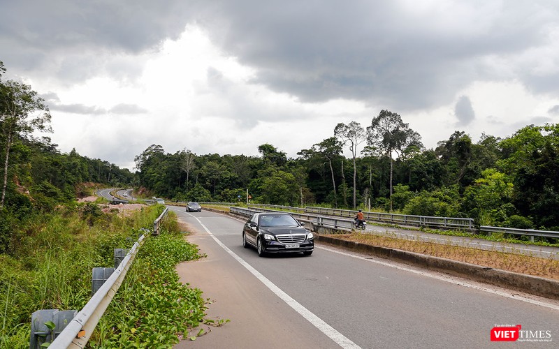Cung đường xuyên rừng quốc gia Phú Quốc liên tục có nhiều khúc cua gắt nhưng S-Class luôn giữ được sự cân bằng ổn định gần như tuyệt đối.