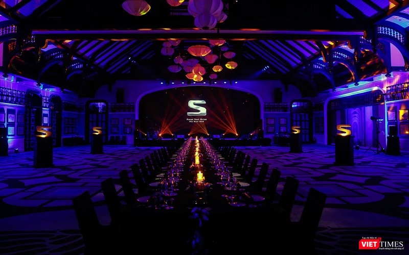 Không gian tiệc tối sang trọng và huyền ảo đón tiếp các phóng viên báo chí sau khi kết thúc 1 ngày trải nghiệm đáng nhớ cùng Mercedes-Benz S-Class.