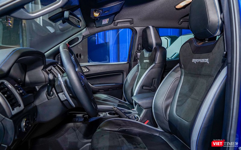 Ghế ngồi được thiết kế theo phong cách thể thao với logo Raptor nổi bật trên lưng ghế.