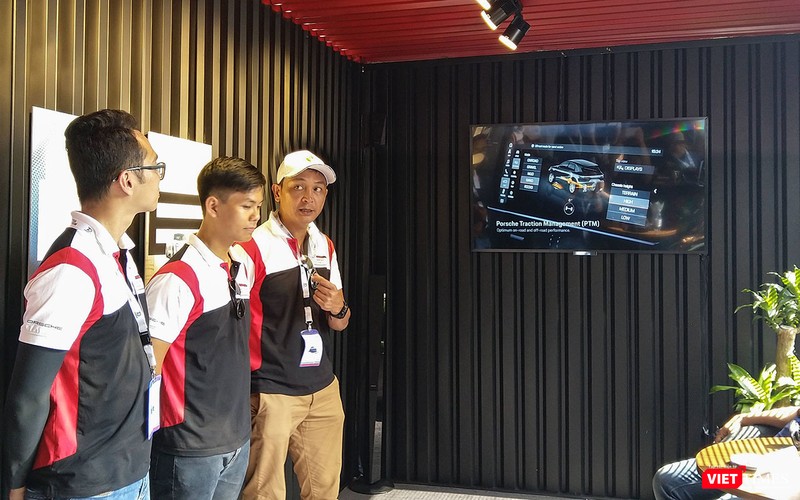 Đội ngũ huấn luyện viên giới thiệu các tính năng địa hình nổi bật trên chiếc Porsche Cayenne thế hệ mới.