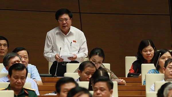 Đại biểu Cao Đình Thưởng (đoàn Phú Thọ) đưa ra một số câu hỏi dành cho cho Bộ trưởng Công Thương xung quanh tình trạng thuế nhập khẩu ôtô giảm mà giá không giảm. (Ảnh: Minh Thăng/Vietnamnet) Đại biểu Cao Đình Thưởng (đoàn Phú Thọ) đưa ra một số câu hỏi dành cho cho Bộ trưởng Công Thương xung quanh tình trạng thuế nhập khẩu ôtô giảm mà giá không giảm. (Ảnh: Minh Thăng/Vietnamnet)