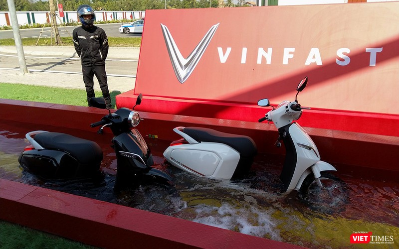 VinFast Klara được thử nghiệm khả năng chịu nước của chiếc xe trong 30 phút. VinFast Klara được thử nghiệm khả năng chịu nước của chiếc xe trong 30 phút.