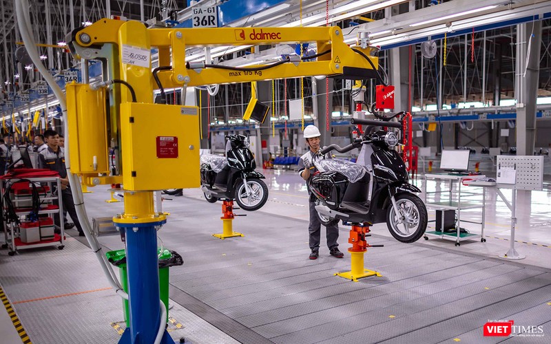 Thời gian lắp ráp để hoàn thiện một chiếc xe máy điện Klara chỉ mất có 70 giây. Thời gian lắp ráp để hoàn thiện một chiếc xe máy điện Klara chỉ mất có 70 giây.