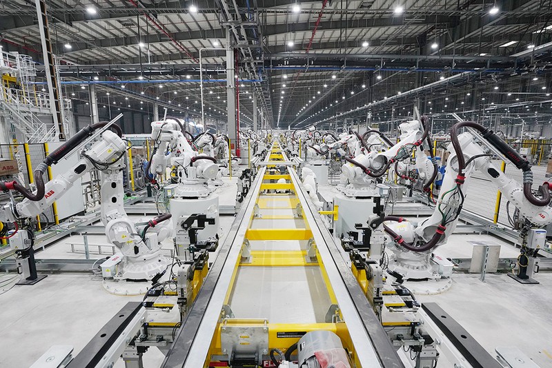 1200 Robot ABB (Thụy Sỹ) thực hiện các tương tác dưới sự điều khiển của hệ thống giám sát tổng để ghép hàng trăm tấm thép được dập định hình thành thân xe hoàn chỉnh với hơn 6.000 mối hàn điểm. 1200 Robot ABB (Thụy Sỹ) thực hiện các tương tác dưới sự điều khiển của hệ thống giám sát tổng để ghép hàng trăm tấm thép được dập định hình thành thân xe hoàn chỉnh với hơn 6.000 mối hàn điểm.