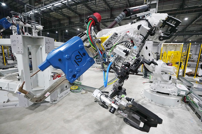 1200 Robot ABB thế hệ mới nhất 6 bậc tự do phục vụ các công đoạn hàn và vận chuyển khung xe. Mọi thứ diễn ra tuần tự và tự động hóa 100%. 1200 Robot ABB thế hệ mới nhất 6 bậc tự do phục vụ các công đoạn hàn và vận chuyển khung xe. Mọi thứ diễn ra tuần tự và tự động hóa 100%.