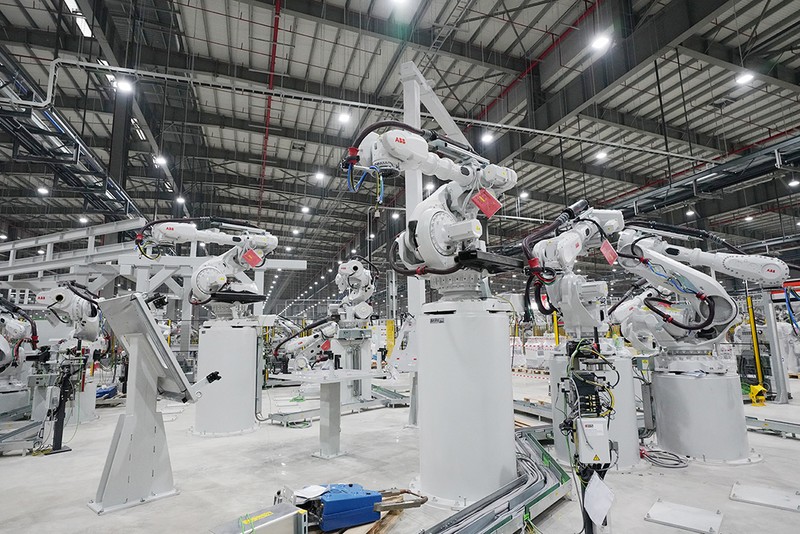 Các Robot đơn lẻ được liên động thành từng cụm phối hợp nhịp nhàng, tự động hóa 100%. Xưởng Hàn thân vỏ là xưởng có ứng dụng 4.0 ở nhiều phạm vi khác nhau ví dụ như giám sát thiết bị, đánh giá tối ưu hóa quy trình sản xuất, tối ưu hiệu quả sử dụng thiết bị, quản lý công tác bảo trì, linh hoạt thay đổi khi thay đổi dòng xe. Các Robot đơn lẻ được liên động thành từng cụm phối hợp nhịp nhàng, tự động hóa 100%. Xưởng Hàn thân vỏ là xưởng có ứng dụng 4.0 ở nhiều phạm vi khác nhau ví dụ như giám sát thiết bị, đánh giá tối ưu hóa quy trình sản xuất, tối ưu hiệu quả sử dụng thiết bị, quản lý công tác bảo trì, linh hoạt thay đổi khi thay đổi dòng xe.