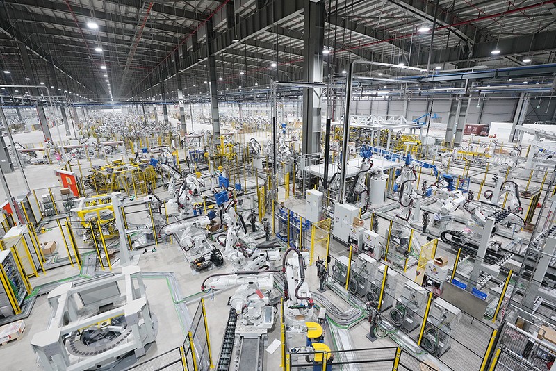 Với công suất sản xuất 38 xe/giờ, 250.000 xe/năm, xưởng Hàn thân vỏ VinFast là một trong những xưởng hàn ô tô có quy mô hiện đại bậc nhất thế giới hiện nay. Với công suất sản xuất 38 xe/giờ, 250.000 xe/năm, xưởng Hàn thân vỏ VinFast là một trong những xưởng hàn ô tô có quy mô hiện đại bậc nhất thế giới hiện nay.