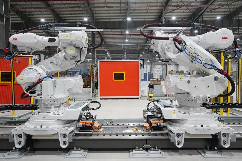Hàng trăm Robot, thiết bị kỹ thuật và các khu vực sản xuất đang tiếp tục được lắp đặt với mục tiêu hoàn thiện trong đầu năm 2019. Hàng trăm Robot, thiết bị kỹ thuật và các khu vực sản xuất đang tiếp tục được lắp đặt với mục tiêu hoàn thiện trong đầu năm 2019.