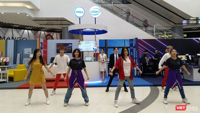 A Day With Dell được thiết kế gồm 4 khu trải nghiệm chính là Dell Entertain, Dell Work, Dell Create và Dell Game; qua đó thể hiện được hình ảnh quen thuộc của sản phẩm công nghệ trong cuộc sống thường ngày.