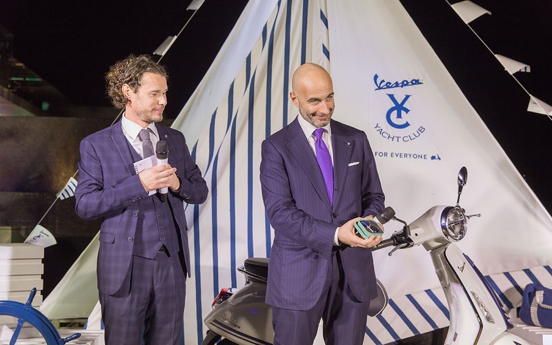 Ông Dante Brandi - Tổng Lãnh sự Italy cũng đã sở hữu riêng cho mình một chiếc Vespa Primavera Yatch Club.