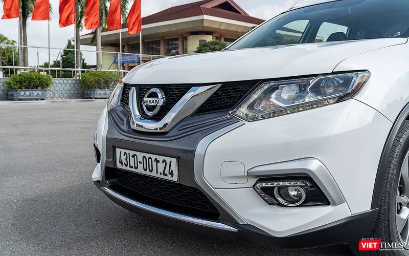 Chi tiết ốp cản trước màu xám bóng giúp chiếc xe trở nên nổi bật và có cá tính hơn hẳn.