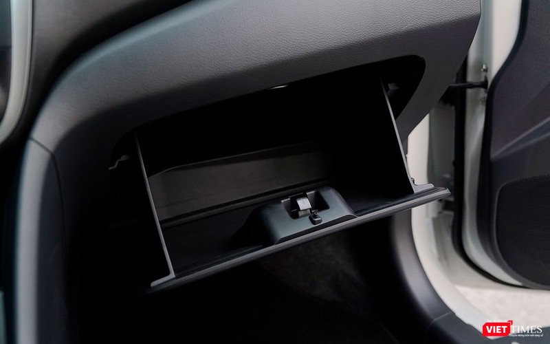 Không gian chứa đồ ở khu vực hàng ghế trước