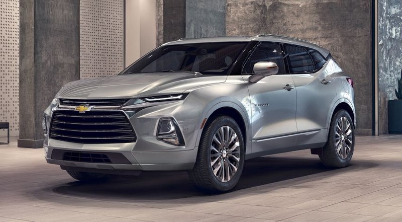 Nhìn thoáng qua, Chevrolet Blazer có nhiều thiết kế khá giống với mẫu Hyundai Santa Fe 2019, đặc biệt là thiết kế hệ thống chiếu sáng phía trước.