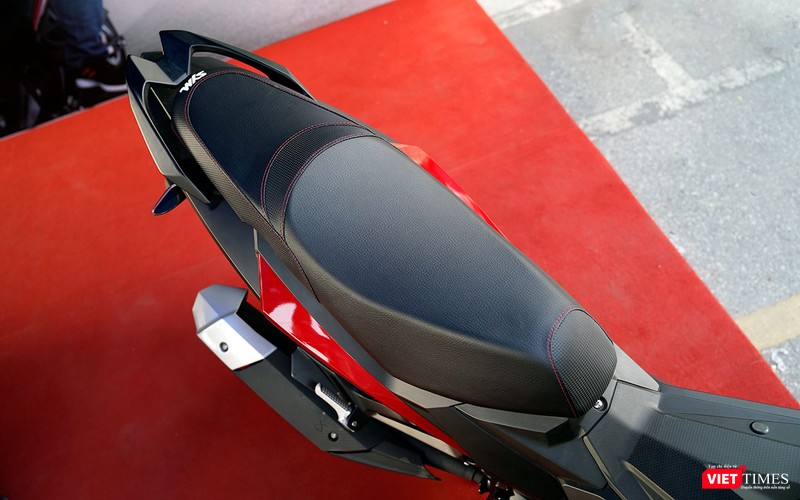 Yên xe nhỏ được thiết kế dạng 2 tầng thể thao nhưng thông số về độ cao yên xe thì không được nhà sản xuất đề cập trong bảng kỹ thuật.