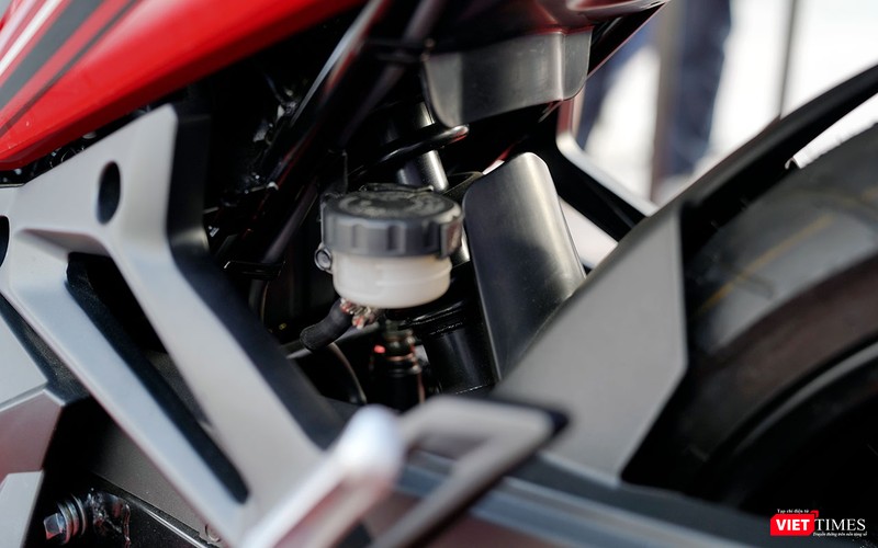 Giảm xóc monoshock phía sau là một trang bị cho thấy sự khác biệt so với phiên bản Star SR 125 đã từng được SYM giới thiệu vào cuối năm 2017.