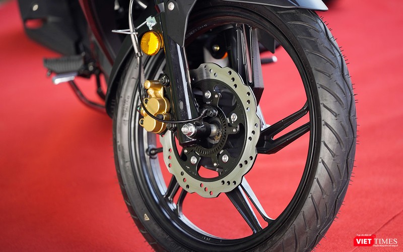 Phanh đĩa được trang bị trên cả 2 bánh nhưng phanh trước có tính năng phanh ABS giúp SYM Star SR 170 trở thành mẫu xe côn tay phổ thông underbone đầu tiên có được trang bị này.