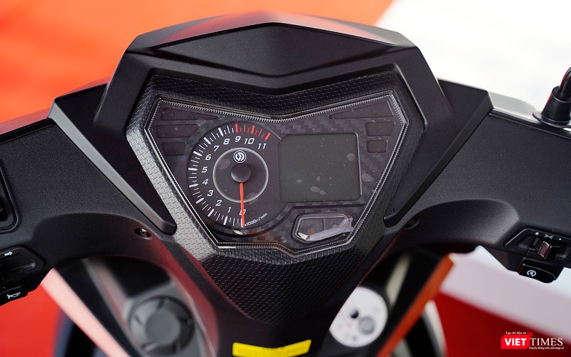 Cụm đồng hồ là sự kết hợp giữa analog và kỹ thuật số.