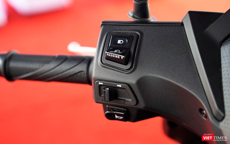 Cụm công tắc chuyển đổi chế độ pha/cos có thêm chức năng passing.