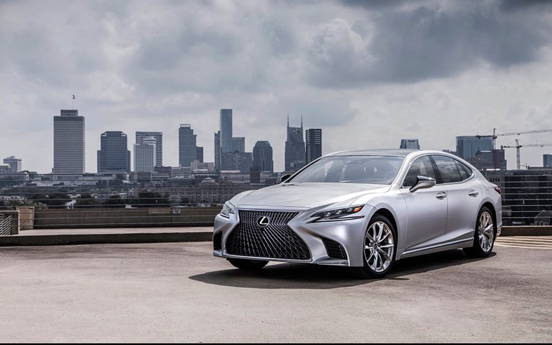 Lexus LS mang phong cách coupe 4 cửa nhưng vẫn đảm bảo sự rộng rãi cho tất cả hành khách bên trong. Lexus LS mang phong cách coupe 4 cửa nhưng vẫn đảm bảo sự rộng rãi cho tất cả hành khách bên trong.