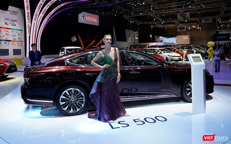 Mẫu Lexus LS 500 được trưng bày tại triển lãm Vietnam Motor Show 2018 diễn ra vào cuối tháng 10/2018. Mẫu Lexus LS 500 được trưng bày tại triển lãm Vietnam Motor Show 2018 diễn ra vào cuối tháng 10/2018.