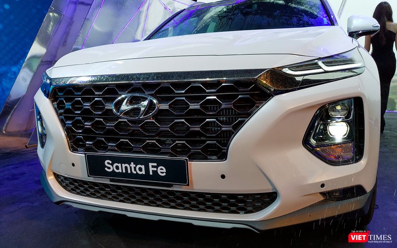 Lưới tản nhiệt dạng thác đổ và dải LED chiếu sáng ngày mảnh dẹt tạo nên cá tính cho Hyundai Santa Fe 2019. Lưới tản nhiệt dạng thác đổ và dải LED chiếu sáng ngày mảnh dẹt tạo nên cá tính cho Hyundai Santa Fe 2019.