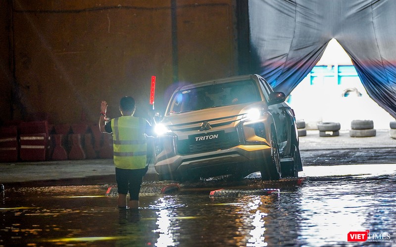 Chế độ Địa hình (Offroad Mode) với 4 lựa chọn địa hình (Sỏi – Bùn – Cát – Đá) sẽ hỗ trợ người lái dễ dàng các cung đường offroad cũng như mang lại trải nghiệm lái hoàn hảo vượt trội hơn hẳn các mẫu xe cùng phân khúc trên thị trường hiện nay.