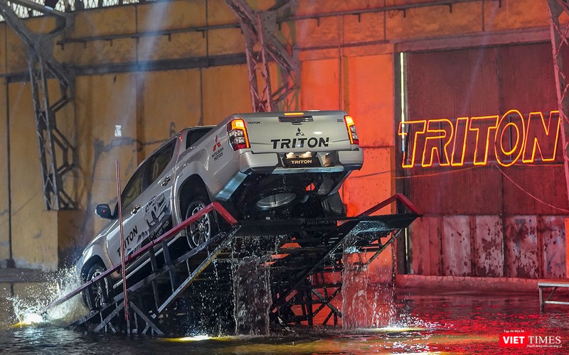 Giảm chấn sau được thiết kế mới cùng với hệ thống treo trước và sau được tinh chỉnh nhằm mang lại khả năng vận hành êm ái hơn cho hành khách.