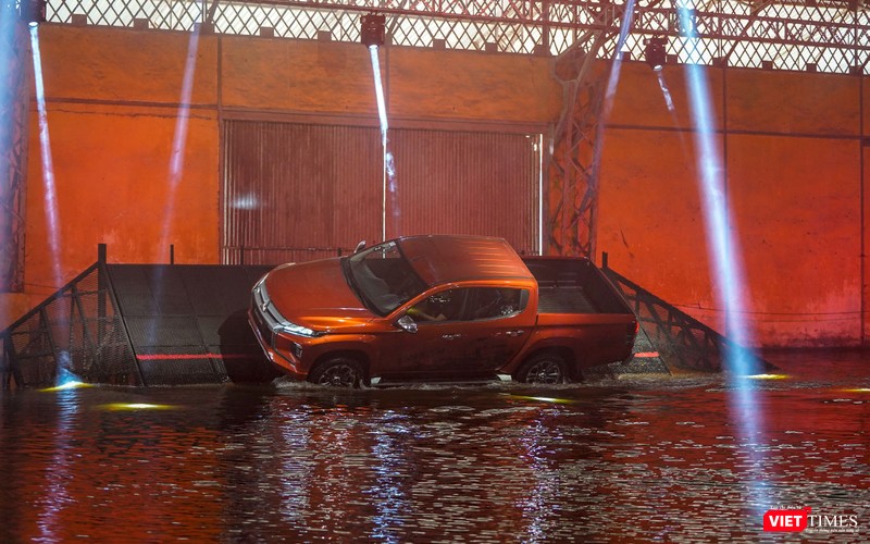 Mitsubishi Triton 2019 cho phép xe có thể đi trên dốc nghiêng khoảng 45 độ.