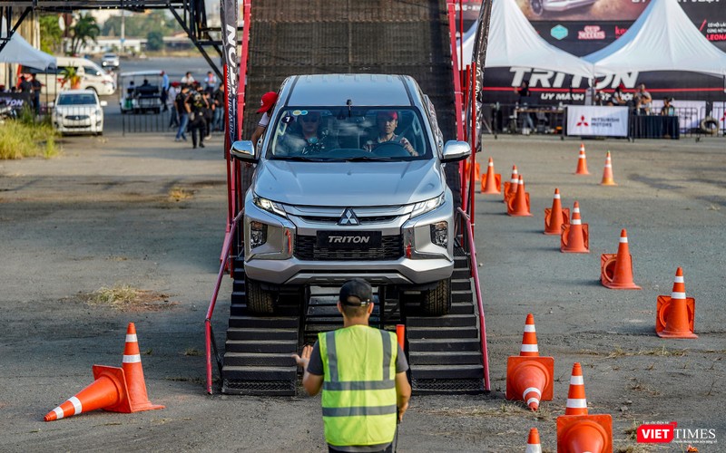 Kế tiếp phần trải nghiệm 2 hệ thống hỗ trợ khởi hành ngang dốc và hỗ trợ đổ đèo, khách hàng tham gia trải nghiệm lái Triton 2019 sẽ tiếp tục đến với mô hình giả lập đường trơn trợt để cảm nhận hệ thống cân bằng điện tử và kiểm soát lực kéo ASTC.
