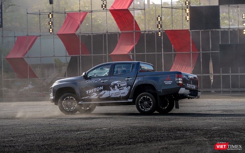 Động cơ Diesel 2.4 MIVEC kết hợp số tự động 6 cấp cho phép chiếc xe tăng tốc mượt mà hơn.