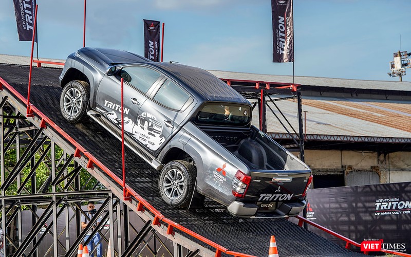 Hệ thống hỗ trợ khởi hành ngang đốc cho phép người lái có thể bỏ chân phanh trong 3 giây sau khi nhấn phanh cho xe dừng lại hẳn giữa con dốc.