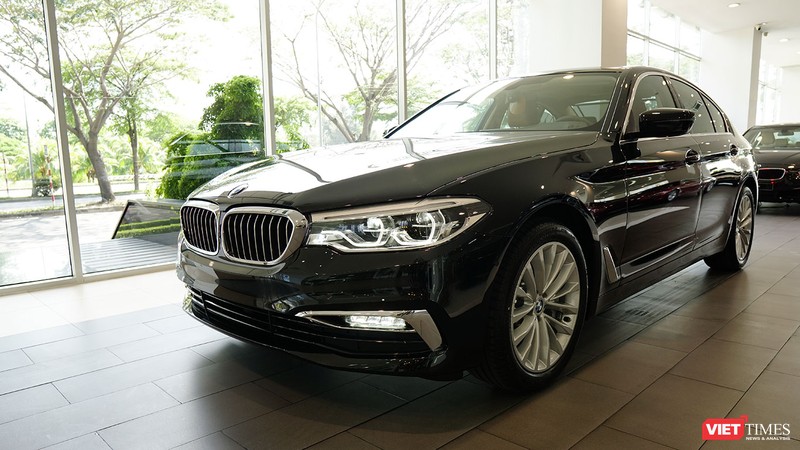 Tại Việt Nam, BMW 520i và BMW 530i sẽ có giá lần lượt là 2,389 tỷ đồng và 3,069 tỷ đồng. 