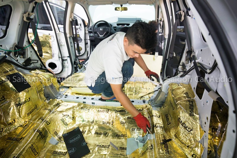 Khi một chiếc xe nguyên bản không có khả năng cách âm tốt, người dùng thường phải tìm đến các gara chuyên dụng để xử lý chống ồn.