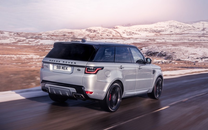 Ngoại thất của Range Rover Sport HST được tạo điểm nhấn bằng các chi tiết trang trí sợi carbon.