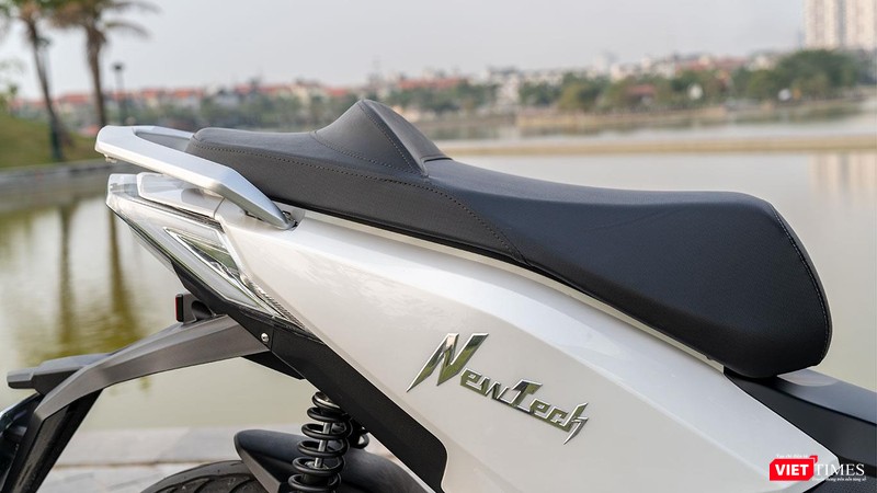 Lớp vách ngân giả lập yên 2 tầng như có vẻ không được hợp lý và làm cho khu vực dành cho người ngồi sau bị thu hẹp.