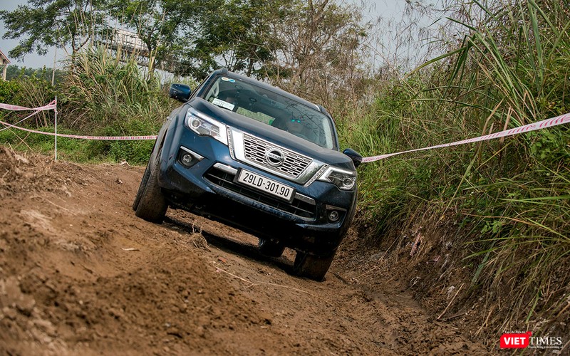 Đây là bài thử khá dễ dàng cho chiếc Nissan Terra, khi đi trên đường nghiêng, người lái xe phải giữ thẳng vô lăng, với khả năng cân bằng và bám đường, chiếc xe sẽ từ từ vượt qua. Đây là bài thử khá dễ dàng cho chiếc Nissan Terra, khi đi trên đường nghiêng, người lái xe phải giữ thẳng vô lăng, với khả năng cân bằng và bám đường, chiếc xe sẽ từ từ vượt qua.
