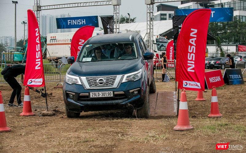 Bài đường gập ghềnh thể hiện tính năng kiểm soát cân bằng động của Nissan Terra. Bài đường gập ghềnh thể hiện tính năng kiểm soát cân bằng động của Nissan Terra.