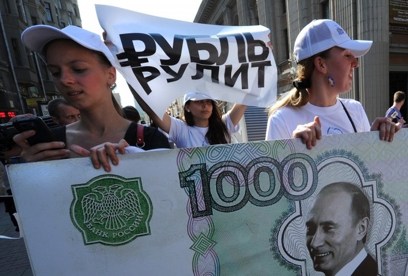 Đồng rup Nga Nga mất giá so với đồng đô la. Đồng rup Nga Nga mất giá so với đồng đô la.