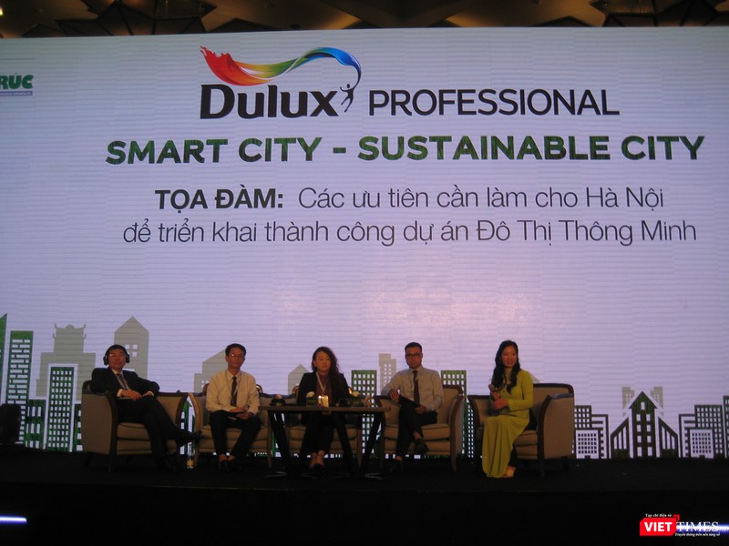 Các diễn giả tại phần tọa đàm "Cần ưu tiên làm gì cho Hà Nội triển khai thành công dự án Đô thị Thông minh"