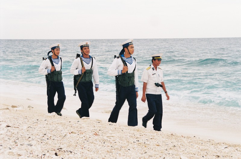 Các chiến sĩ hải quân đi tuần tra. Ảnh: NSNA Vũ Huyến