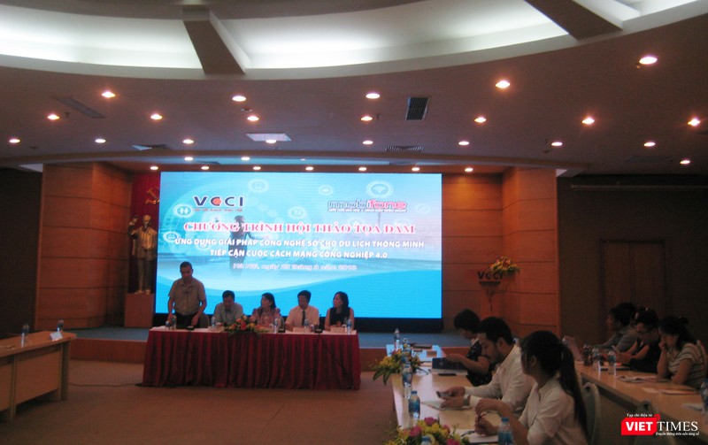 Ông Lê Văn Lợi - Viện trưởng Viện Tin học Doanh nghiệp (đứng) điều hành phần giao lưu