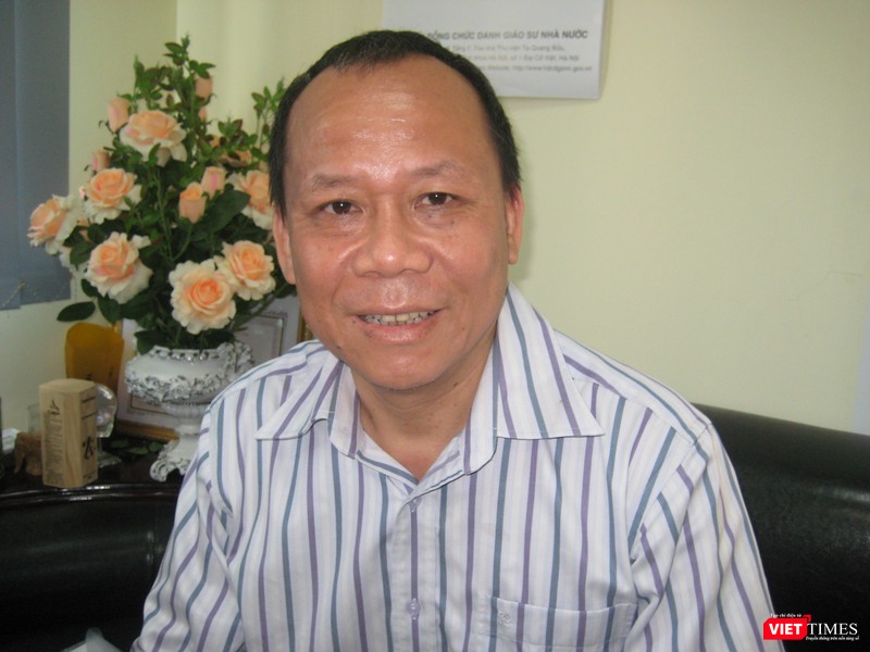 GS TS Nguyễn Văn Hiệp - Viện trưởng Viện Ngôn ngữ học: "Đề xuất cải tiến chữ Quốc ngữ của PGS TS Bùi Hiền là ý kiến của một cá nhân có thể có xuất phát từ mục đích tốt nhưng lại thiếu kiến thức chuyên môn; hiểu biết chưa toàn diện, không có tính khả thi. GS TS Nguyễn Văn Hiệp - Viện trưởng Viện Ngôn ngữ học: "Đề xuất cải tiến chữ Quốc ngữ của PGS TS Bùi Hiền là ý kiến của một cá nhân có thể có xuất phát từ mục đích tốt nhưng lại thiếu kiến thức chuyên môn; hiểu biết chưa toàn diện, không có tính khả thi.