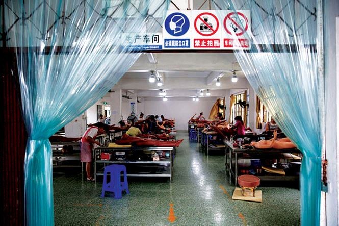 Bên trong một nhà máy sản xuất robot tình dục ở Trung Quốc. Ảnh: Reuters
